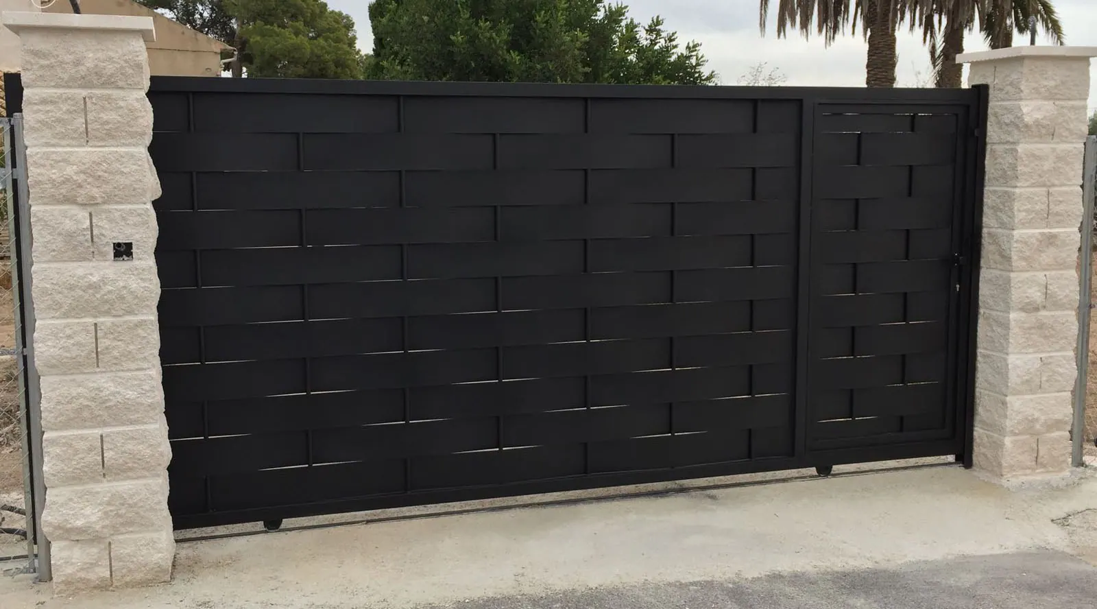 Instalación de puertas metálicas en Beneixama